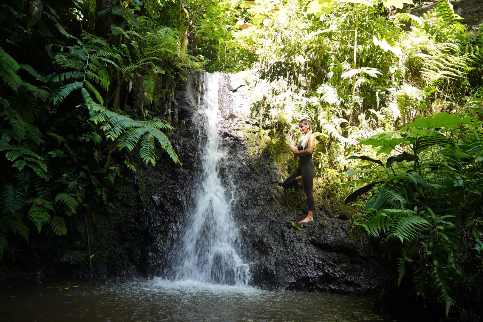 Sadhana Printemps Vidéo femme en méditation face à une cascade à Tahiti