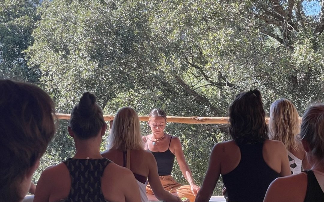 Caroline donnant un cours de yoga